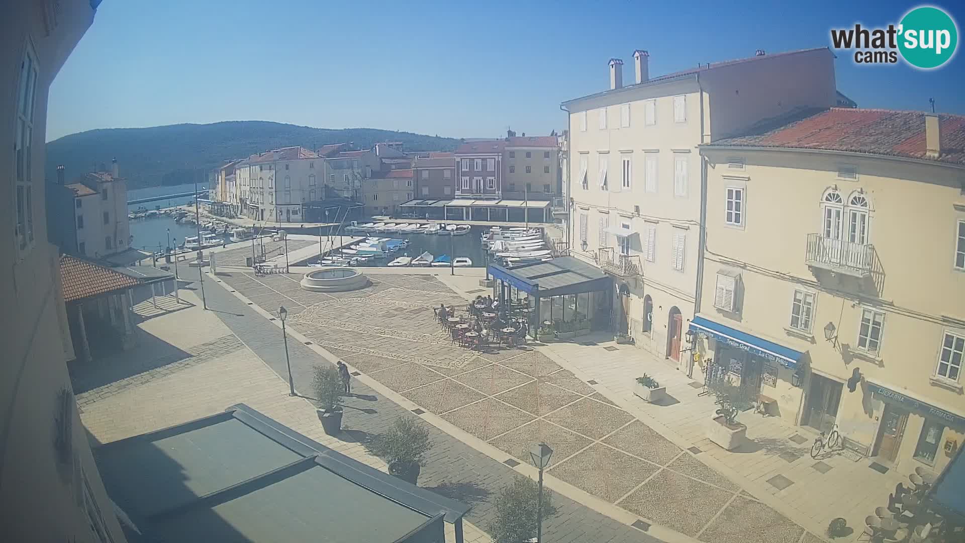 V ŽIVO spletna kamera Cres mesto – glavni trg in “mandrač” – otok Cres – Hrvaška