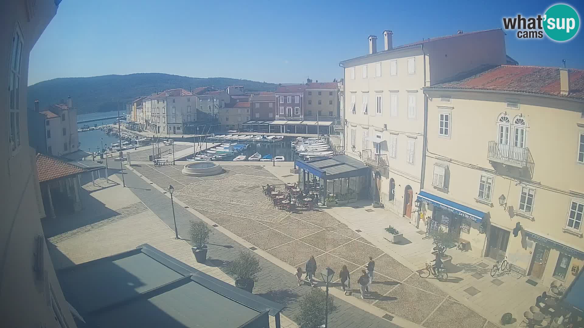V ŽIVO spletna kamera Cres mesto – glavni trg in “mandrač” – otok Cres – Hrvaška