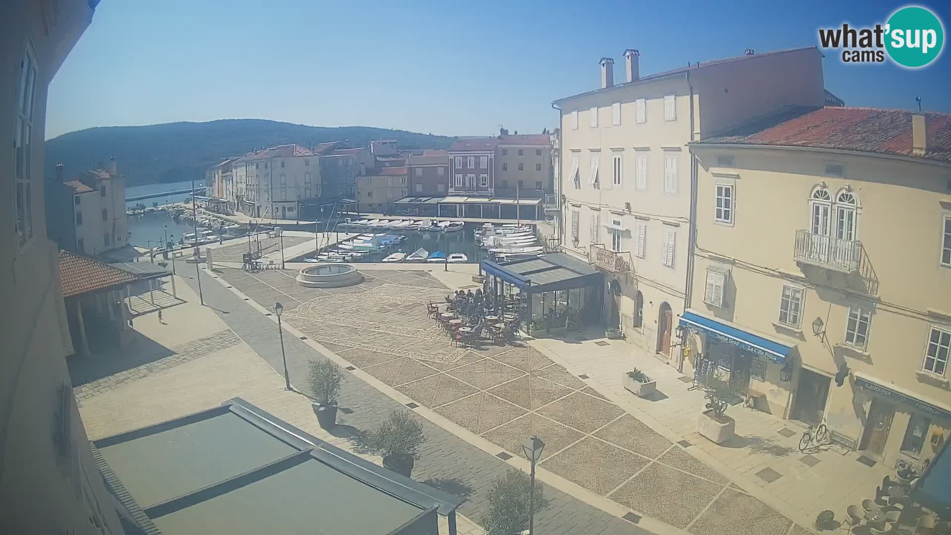 V ŽIVO spletna kamera Cres mesto – glavni trg in “mandrač” – otok Cres – Hrvaška
