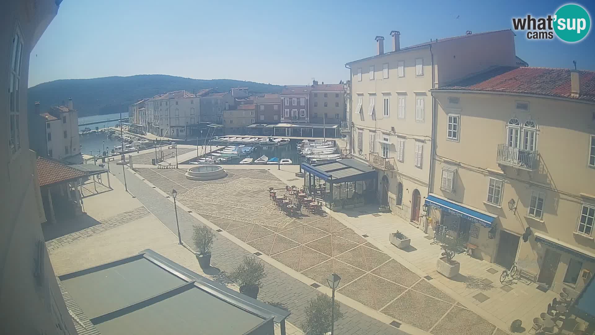 V ŽIVO spletna kamera Cres mesto – glavni trg in “mandrač” – otok Cres – Hrvaška