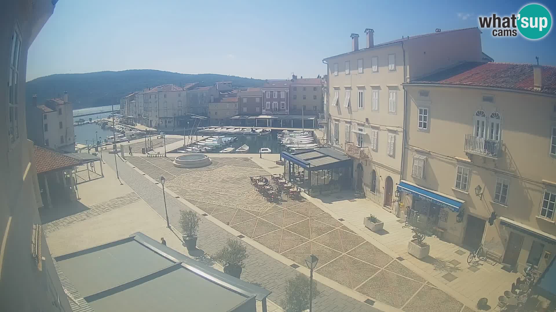 LIVE cam Cres city – place principale et “mandrač” – île de Cres – Croatie