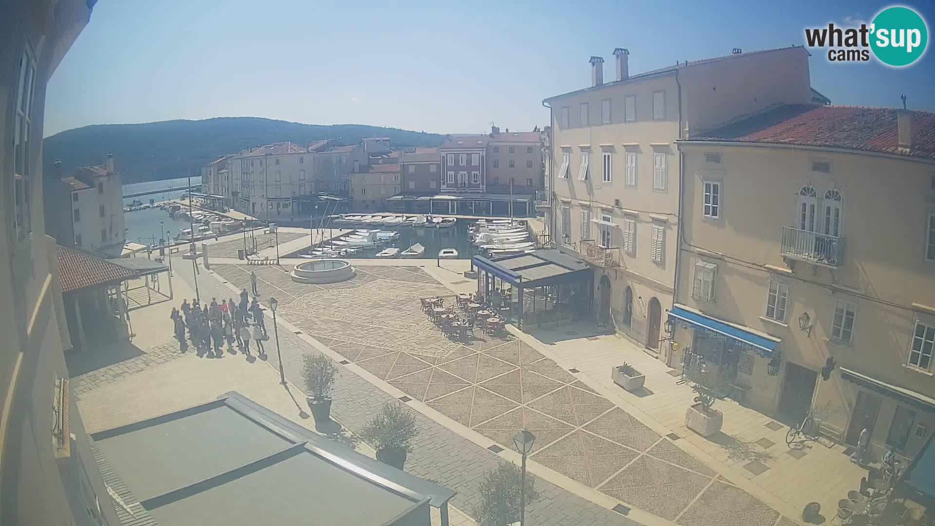 Web kamera Grad Cres – glavni trg i “mandrač” – otok Cres