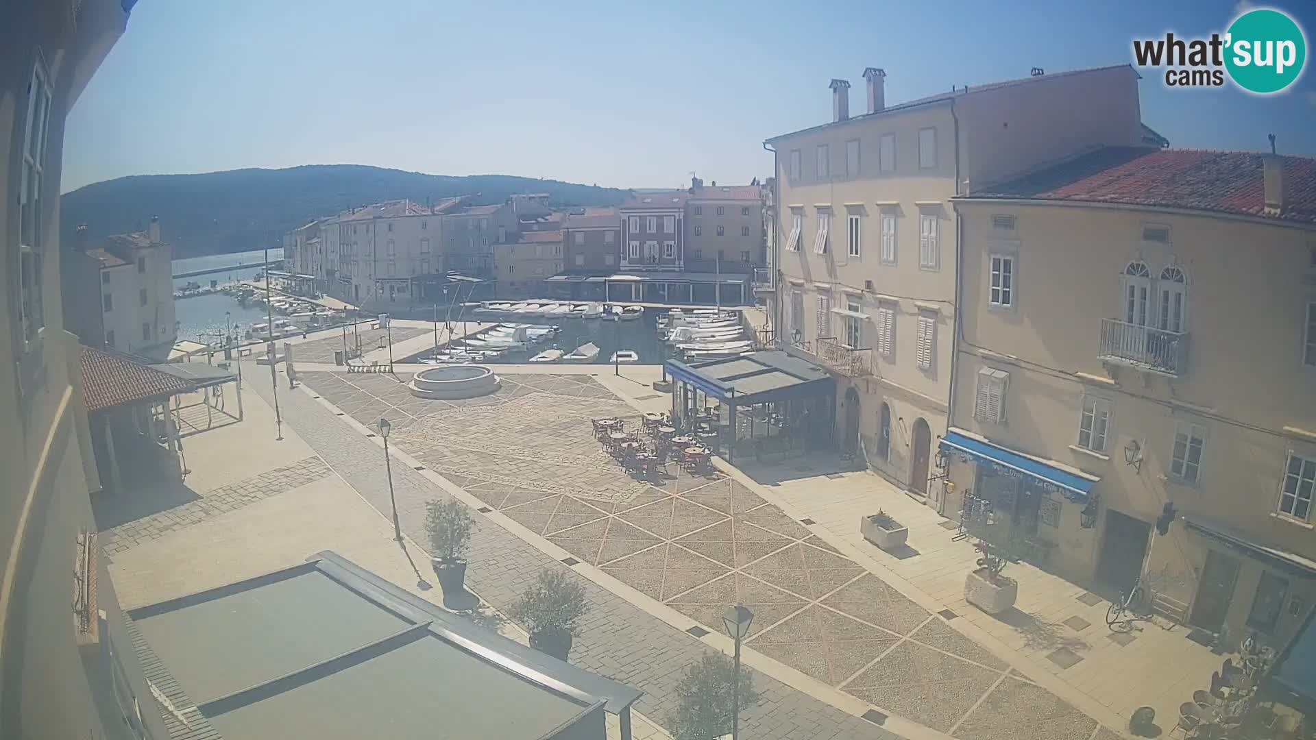 V ŽIVO spletna kamera Cres mesto – glavni trg in “mandrač” – otok Cres – Hrvaška