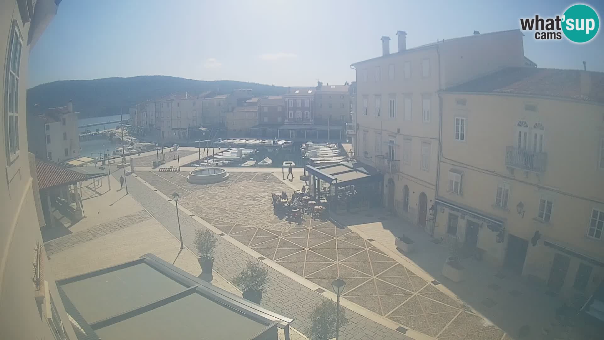 V ŽIVO spletna kamera Cres mesto – glavni trg in “mandrač” – otok Cres – Hrvaška