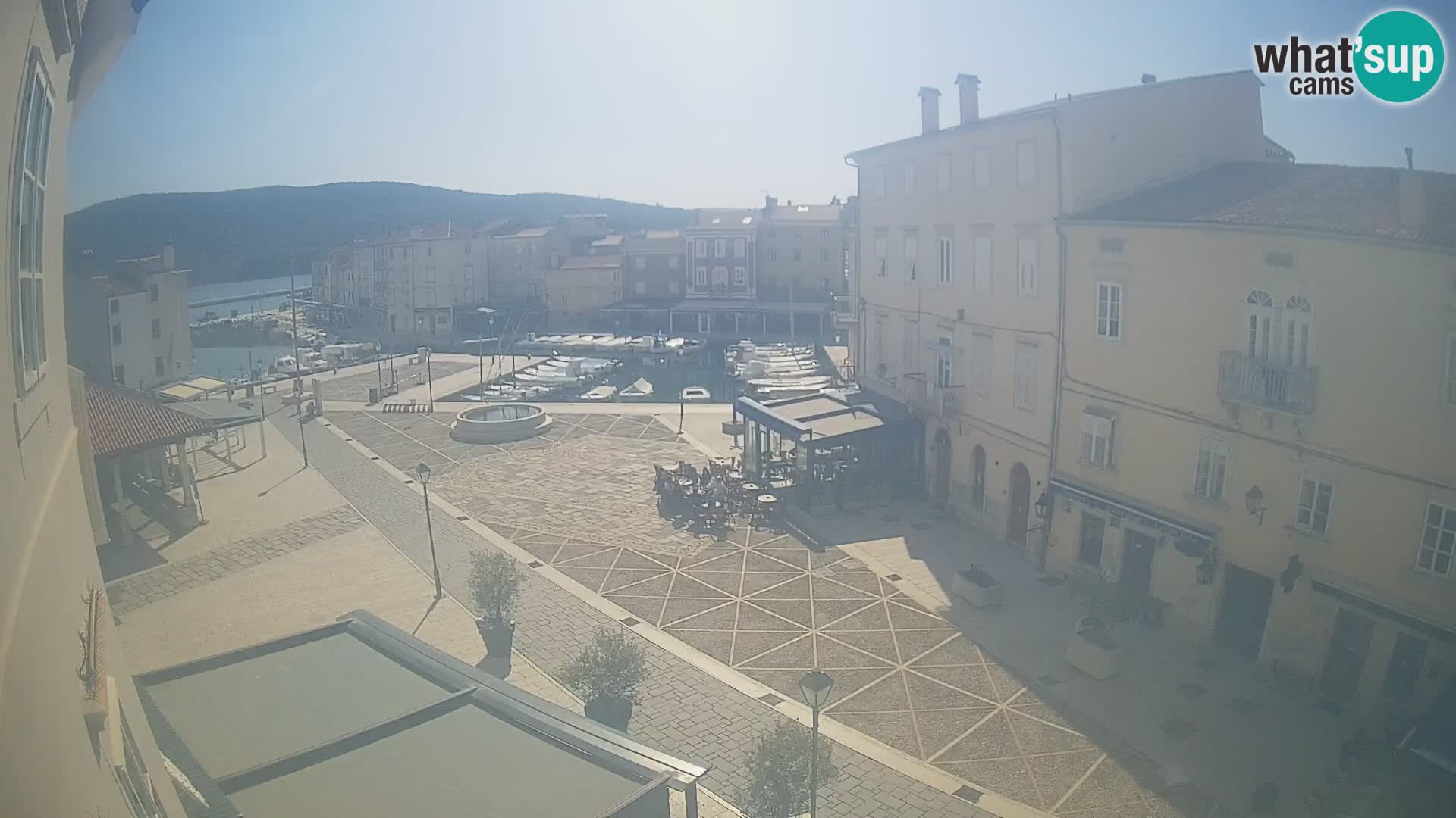 LIVE cam Cres city – place principale et “mandrač” – île de Cres – Croatie