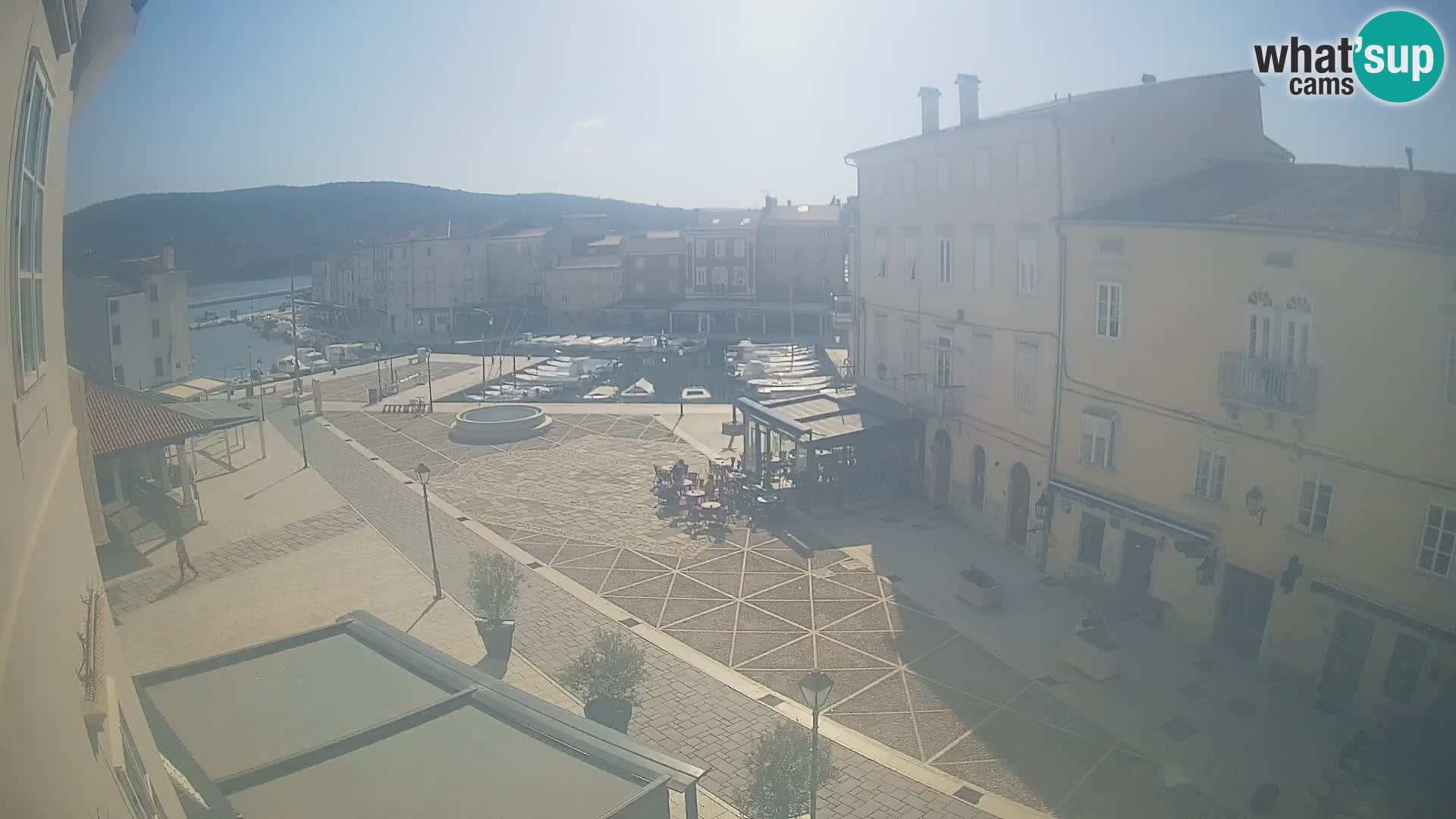 LIVE cam Cres city – place principale et “mandrač” – île de Cres – Croatie