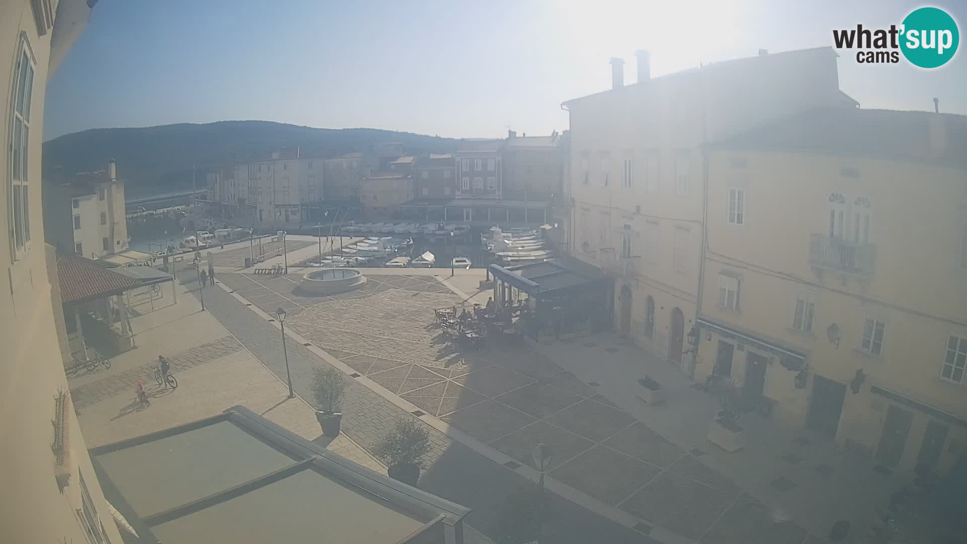 V ŽIVO spletna kamera Cres mesto – glavni trg in “mandrač” – otok Cres – Hrvaška