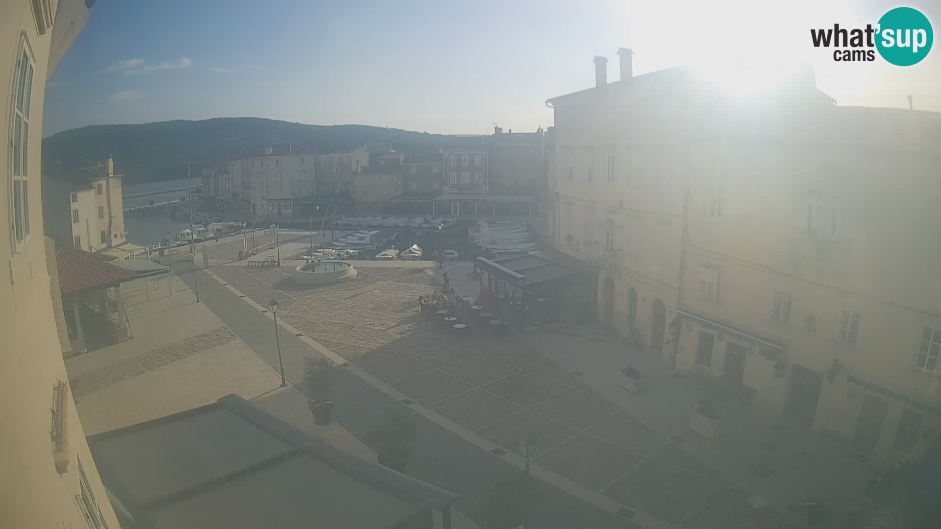 Web kamera Grad Cres – glavni trg i “mandrač” – otok Cres