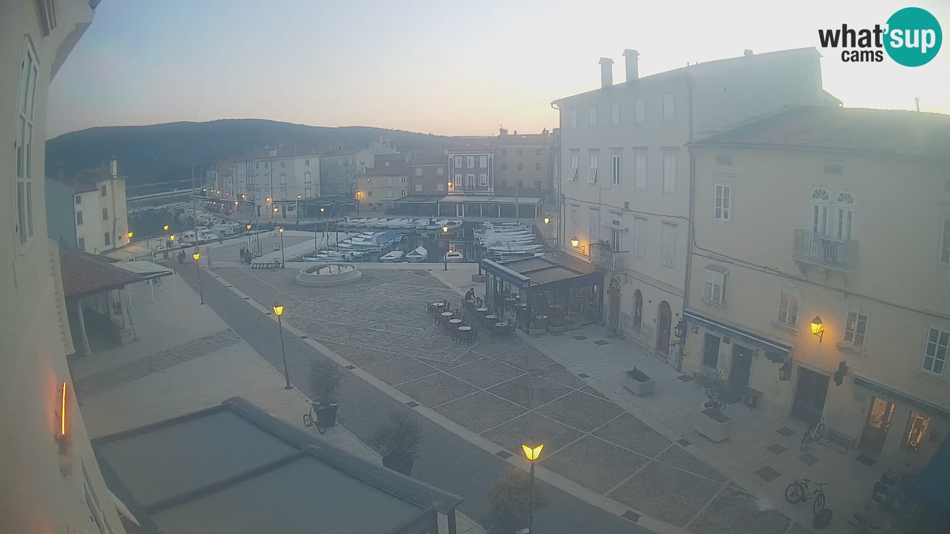 Web kamera Grad Cres – glavni trg i “mandrač” – otok Cres