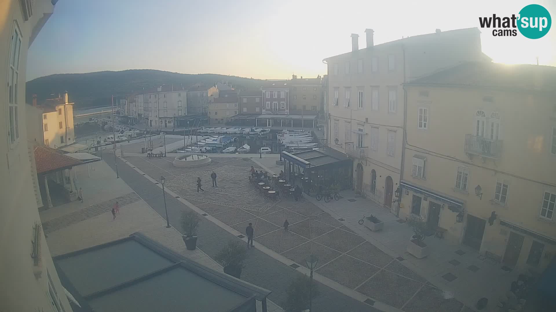 LIVE cam Cres city – place principale et “mandrač” – île de Cres – Croatie