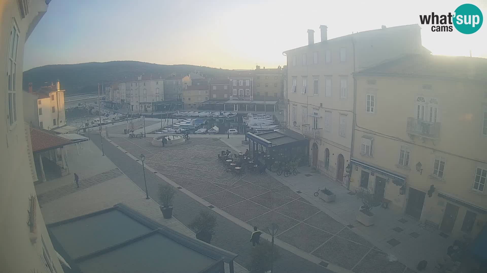 Cámara en vivo ciudad de Cres – plaza principal y “mandrač” – isla de Cres – Croacia