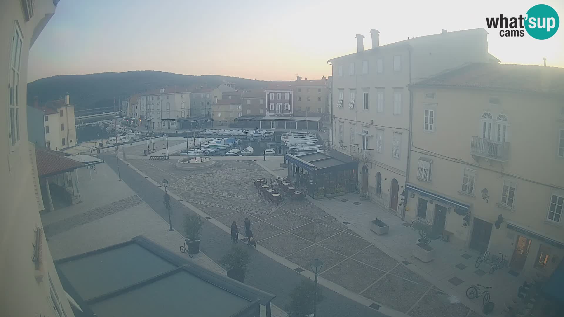 Web kamera Grad Cres – glavni trg i “mandrač” – otok Cres