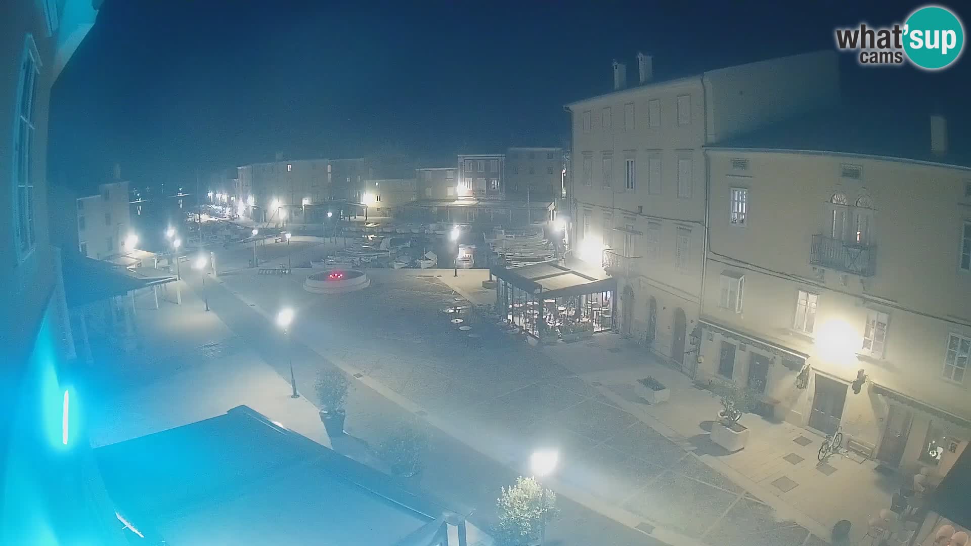 Web kamera Grad Cres – glavni trg i “mandrač” – otok Cres