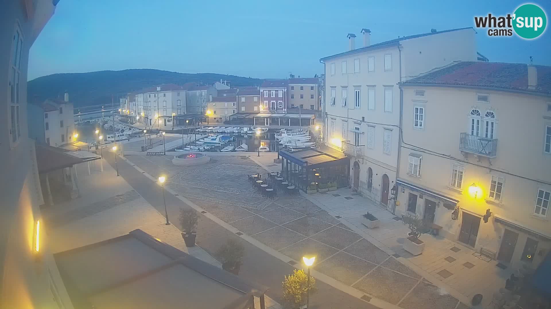 V ŽIVO spletna kamera Cres mesto – glavni trg in “mandrač” – otok Cres – Hrvaška