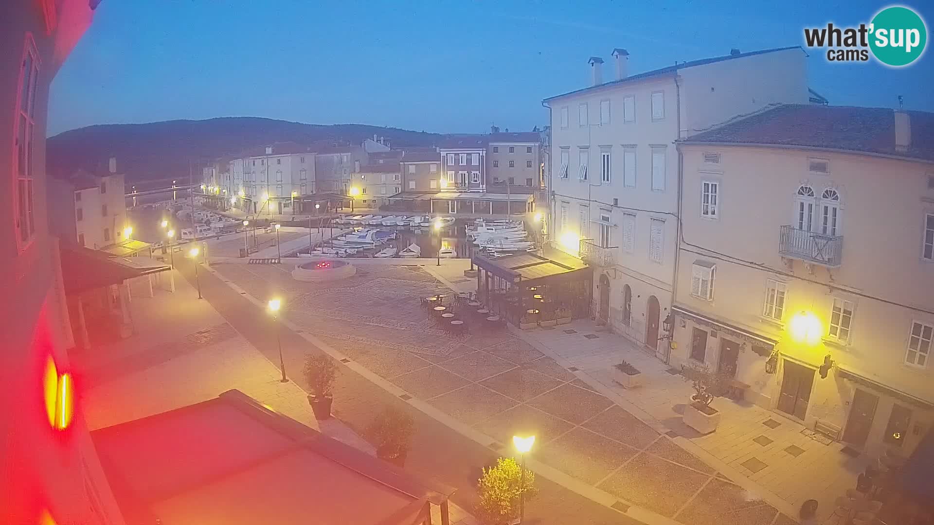 V ŽIVO spletna kamera Cres mesto – glavni trg in “mandrač” – otok Cres – Hrvaška