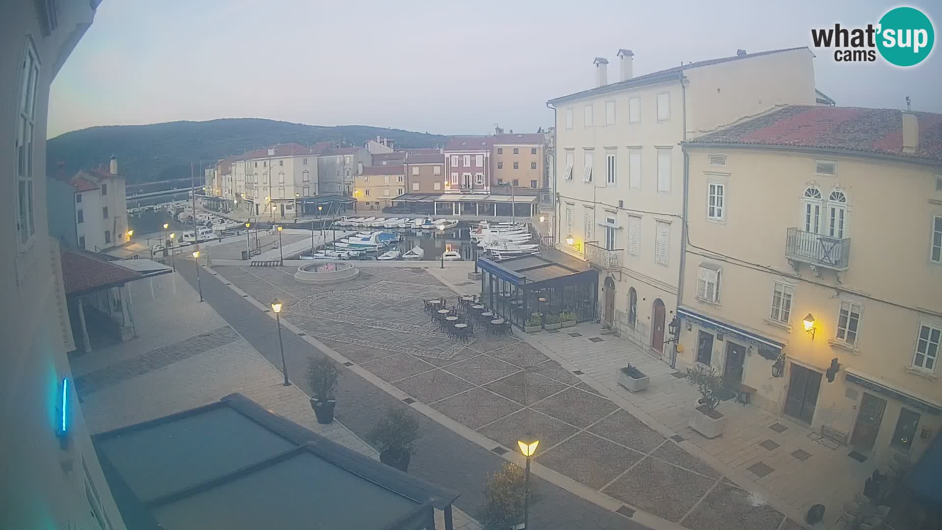 Web kamera Grad Cres – glavni trg i “mandrač” – otok Cres