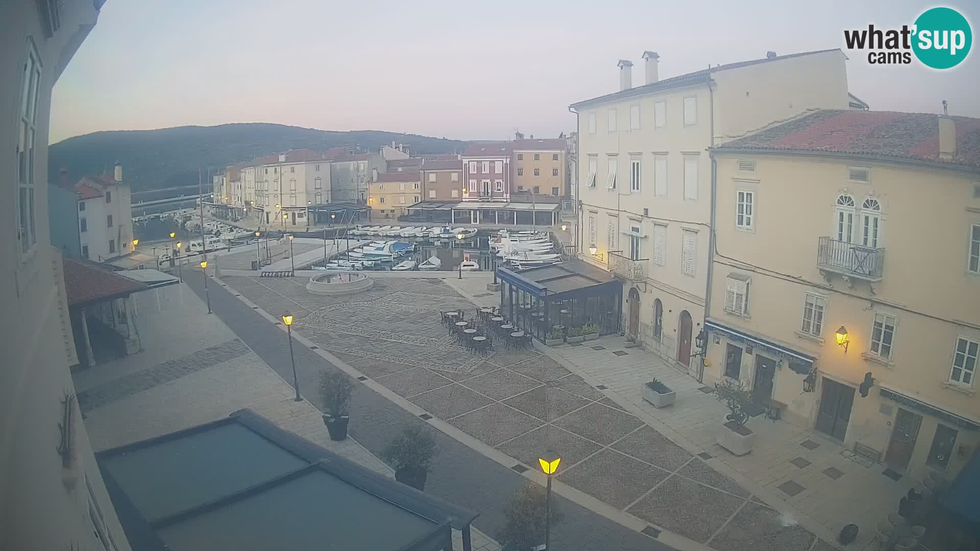 Web kamera Grad Cres – glavni trg i “mandrač” – otok Cres