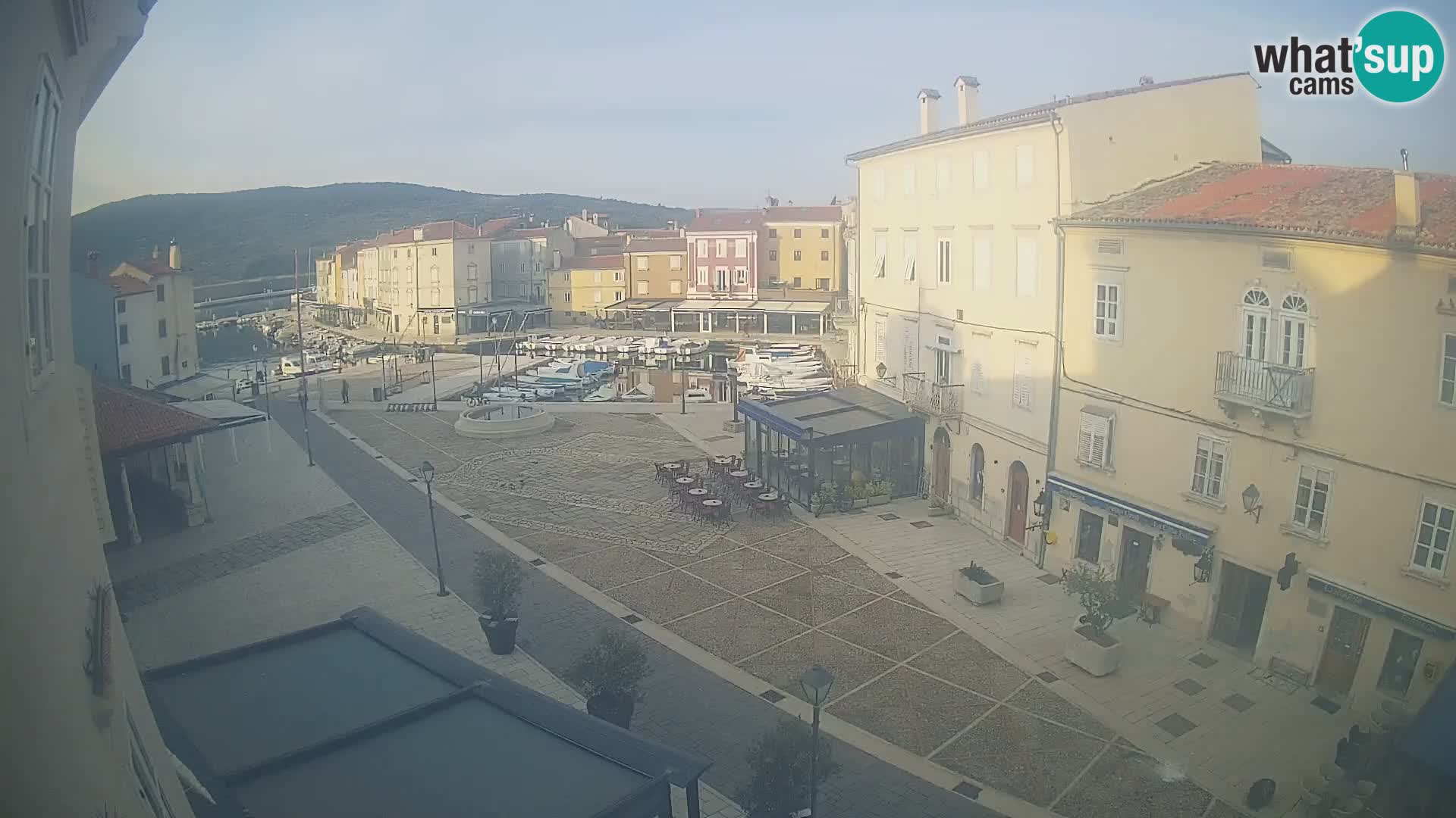 V ŽIVO spletna kamera Cres mesto – glavni trg in “mandrač” – otok Cres – Hrvaška