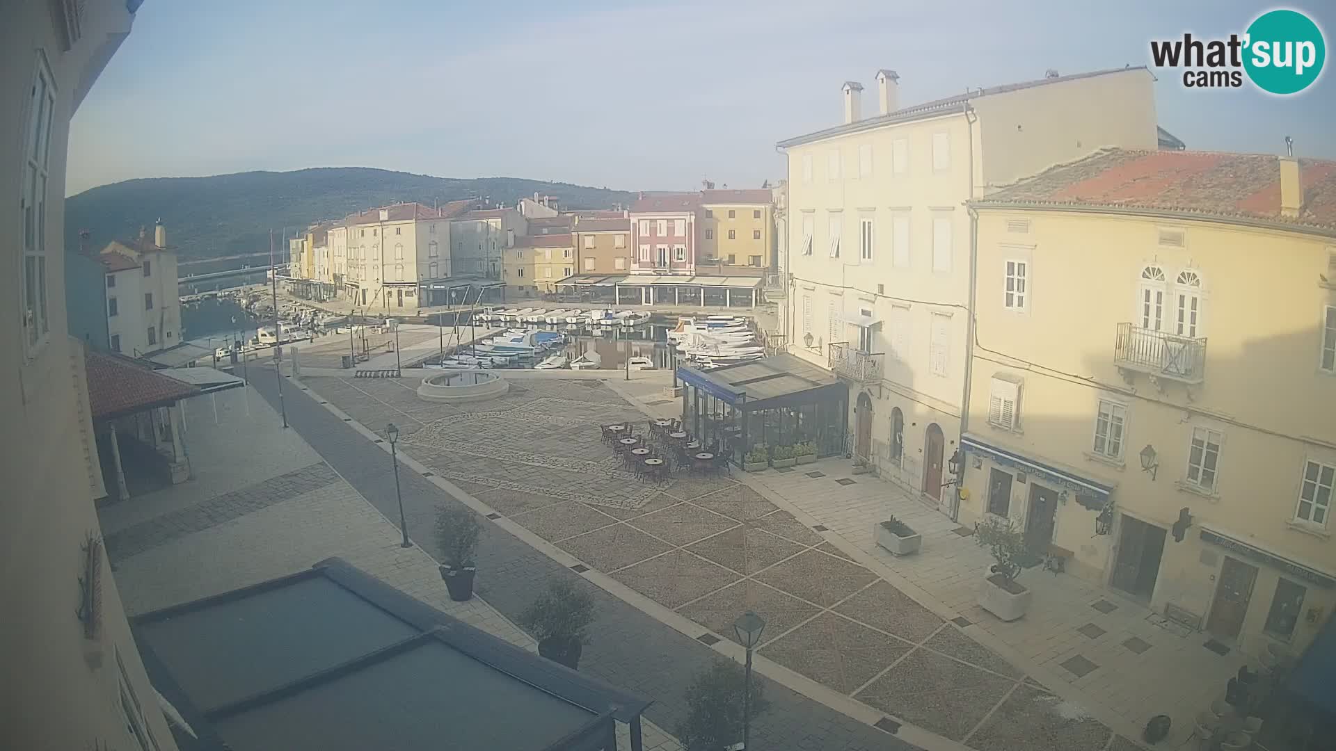 Web kamera Grad Cres – glavni trg i “mandrač” – otok Cres
