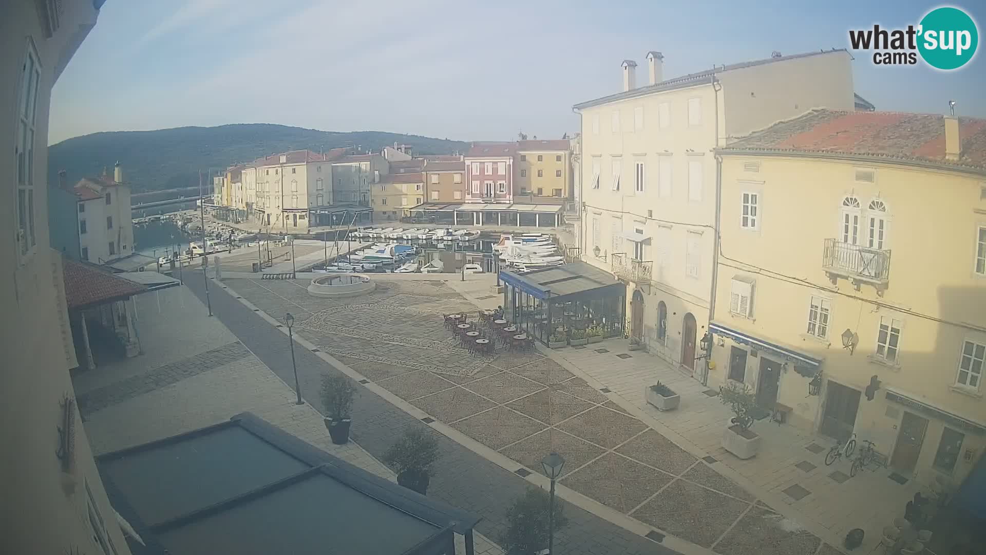 LIVE cam Cres city – place principale et “mandrač” – île de Cres – Croatie