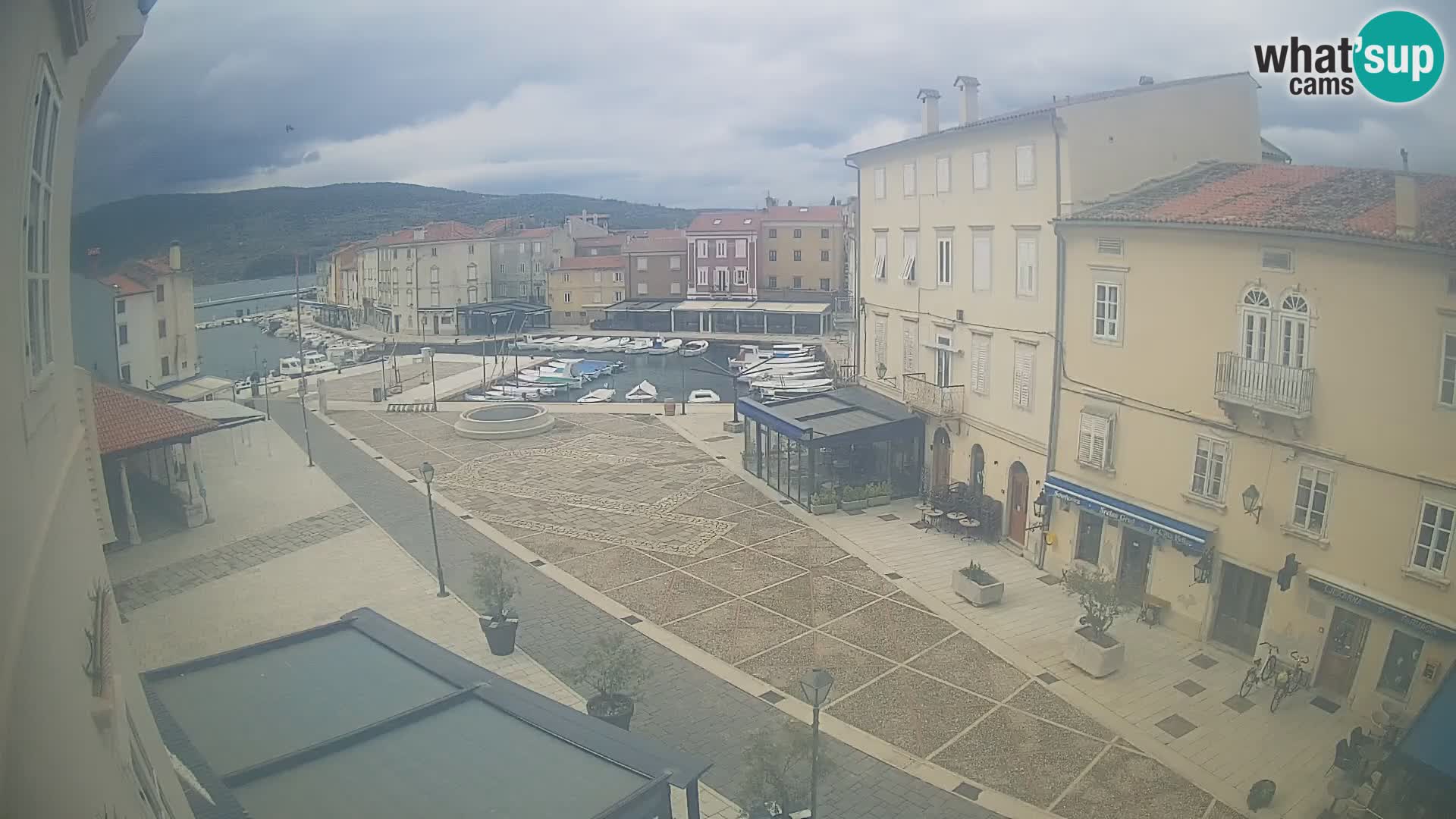 LIVE cam Cres city – place principale et “mandrač” – île de Cres – Croatie
