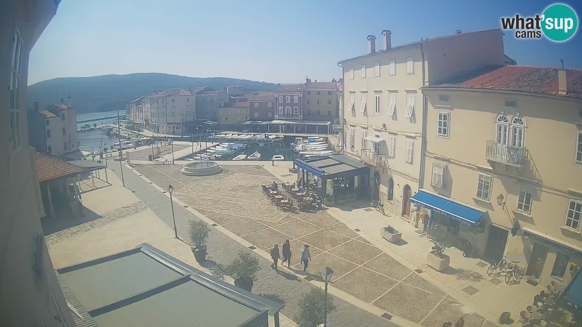V ŽIVO spletna kamera Cres mesto – glavni trg in “mandrač” – otok Cres – Hrvaška