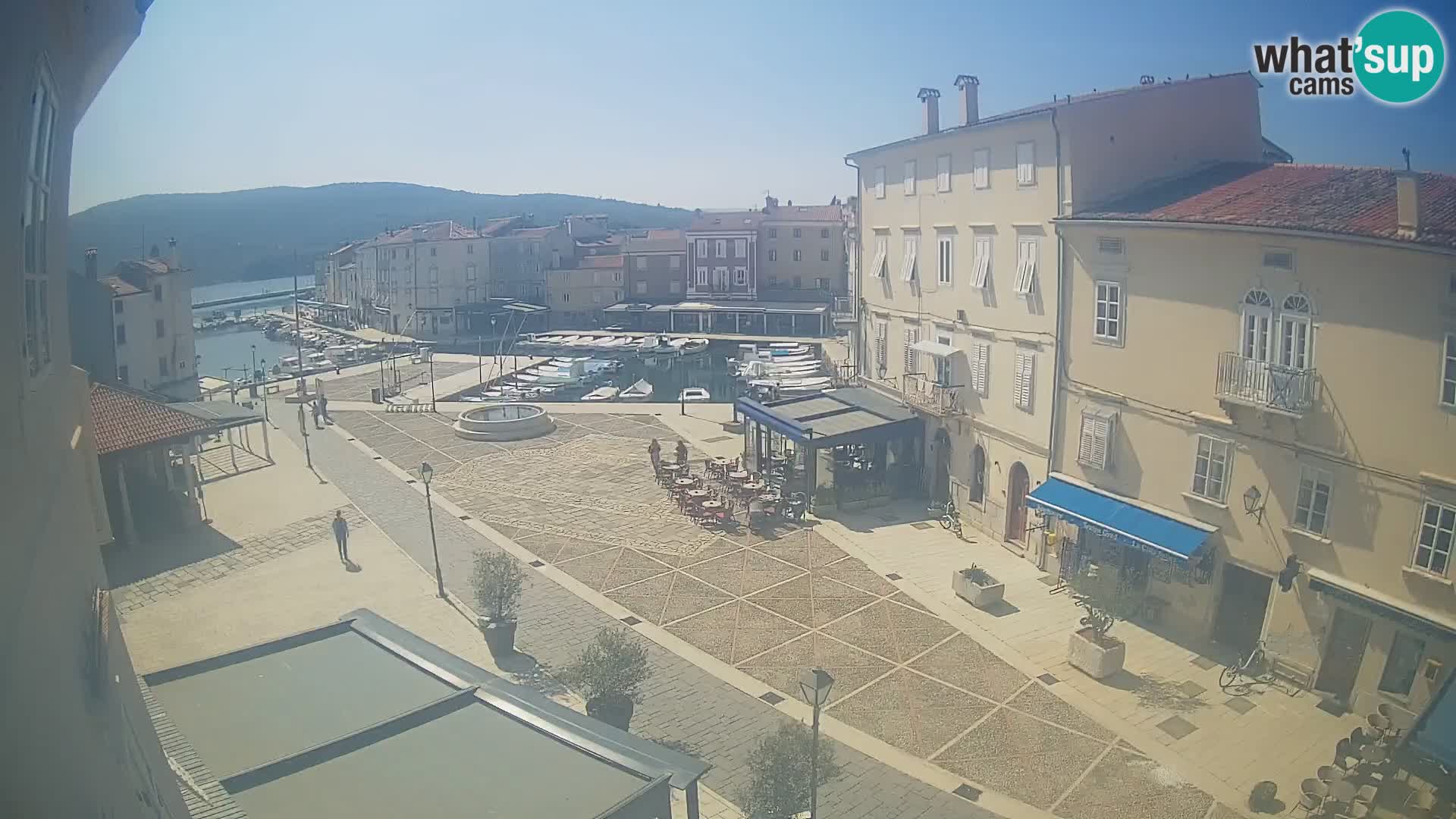 Web kamera Grad Cres – glavni trg i “mandrač” – otok Cres