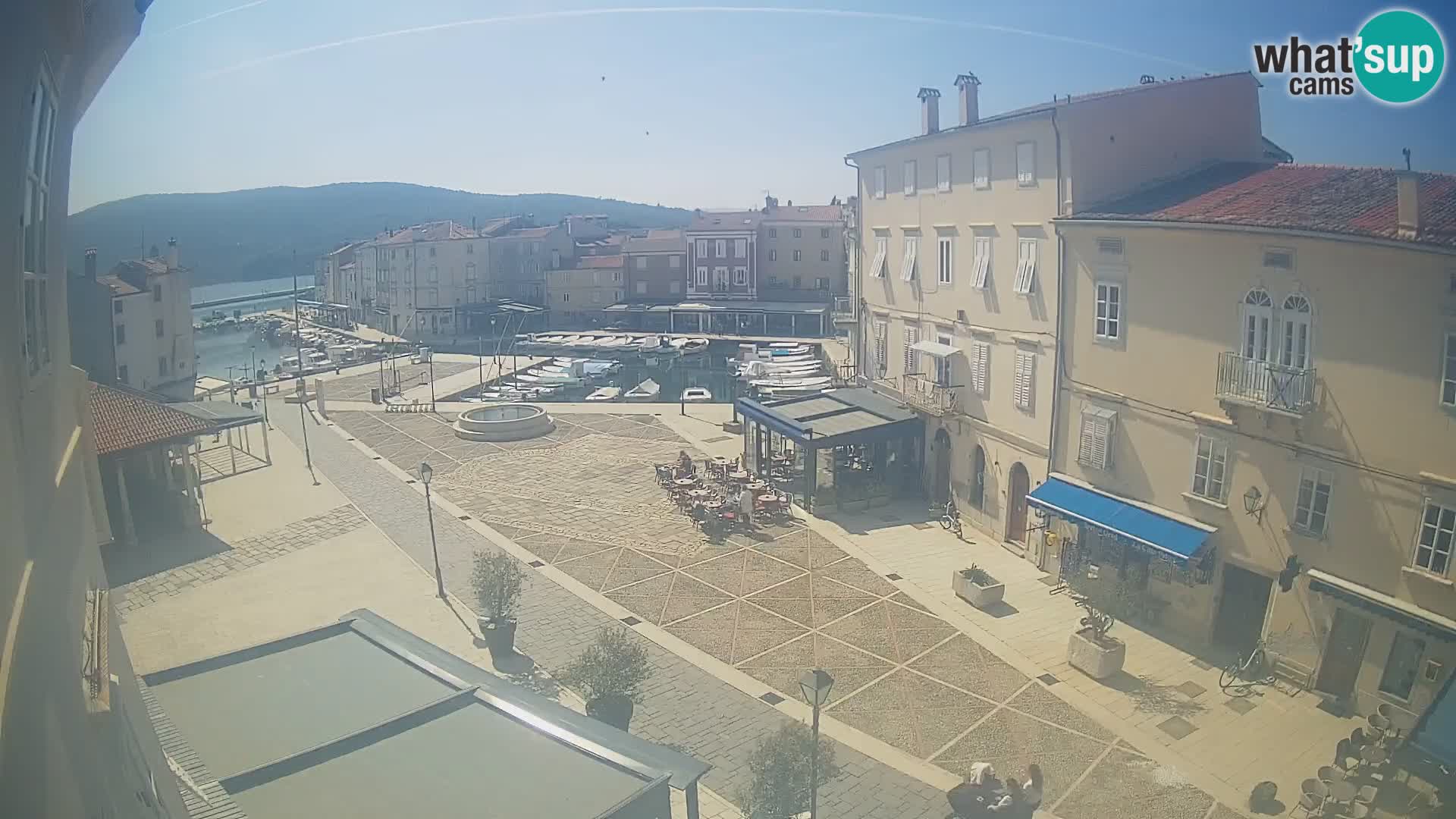 LIVE cam Cres city – place principale et “mandrač” – île de Cres – Croatie
