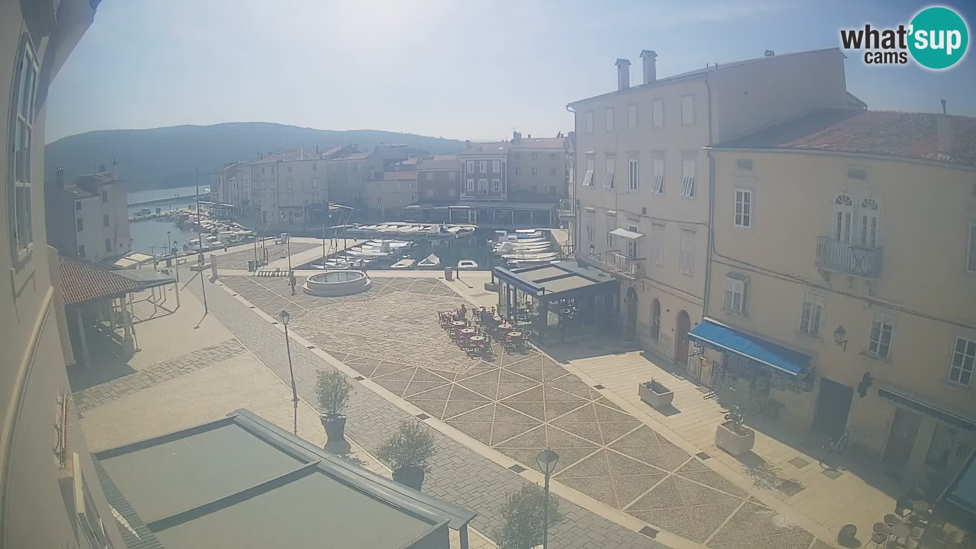 V ŽIVO spletna kamera Cres mesto – glavni trg in “mandrač” – otok Cres – Hrvaška