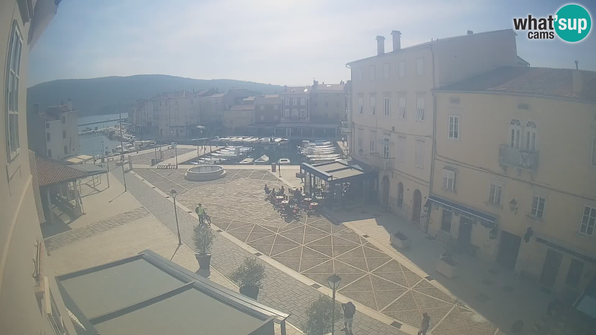 LIVE cam Cres city – place principale et “mandrač” – île de Cres – Croatie
