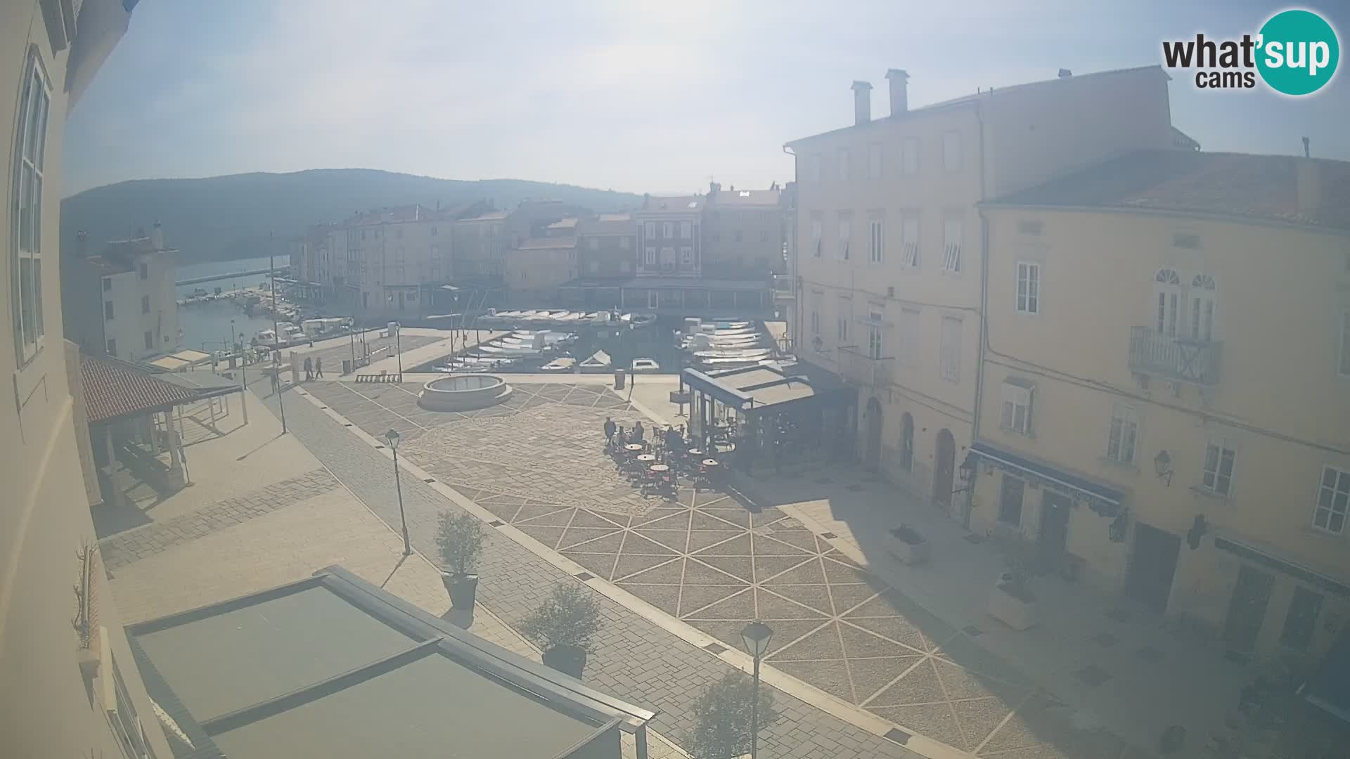 LIVE cam Cres city – place principale et “mandrač” – île de Cres – Croatie
