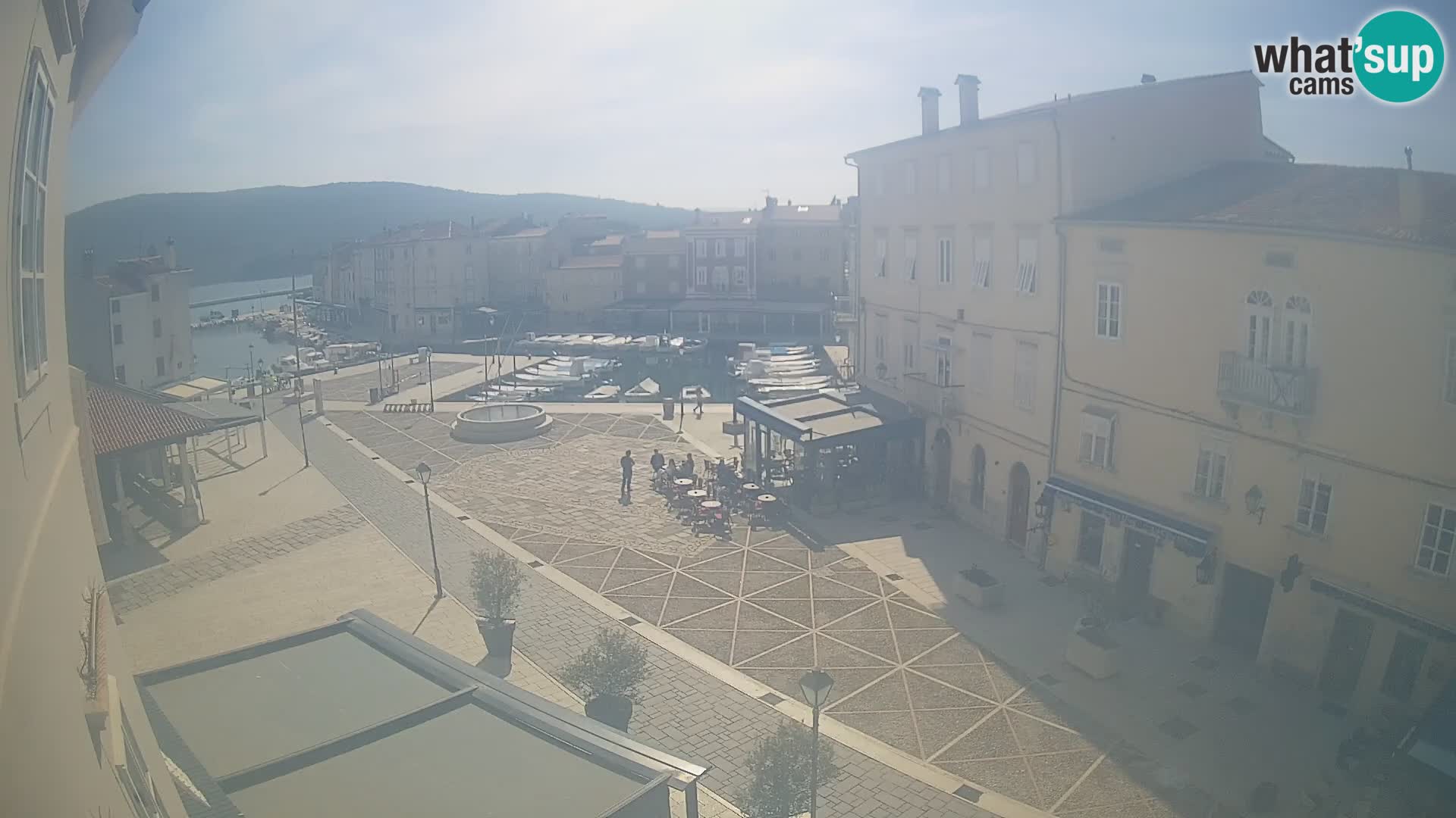 LIVE cam Cres city – place principale et “mandrač” – île de Cres – Croatie