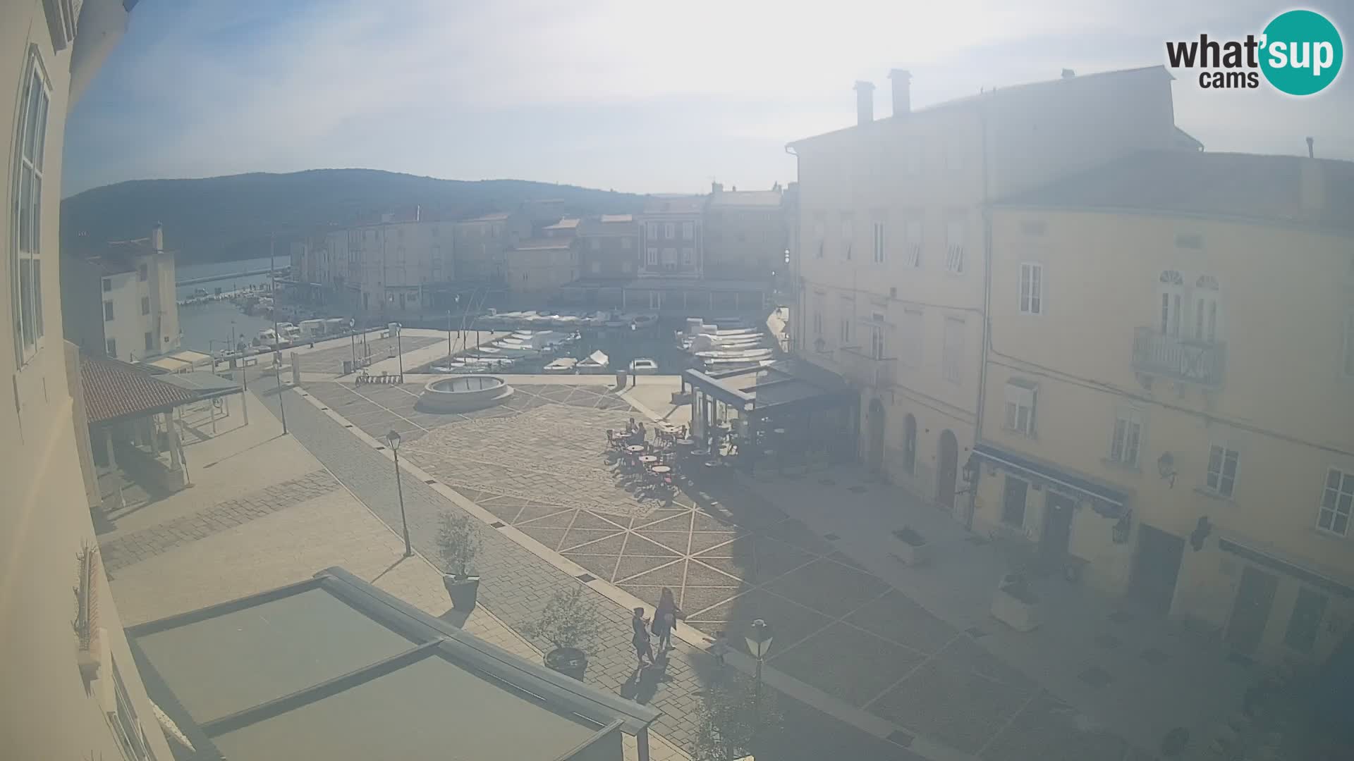 V ŽIVO spletna kamera Cres mesto – glavni trg in “mandrač” – otok Cres – Hrvaška