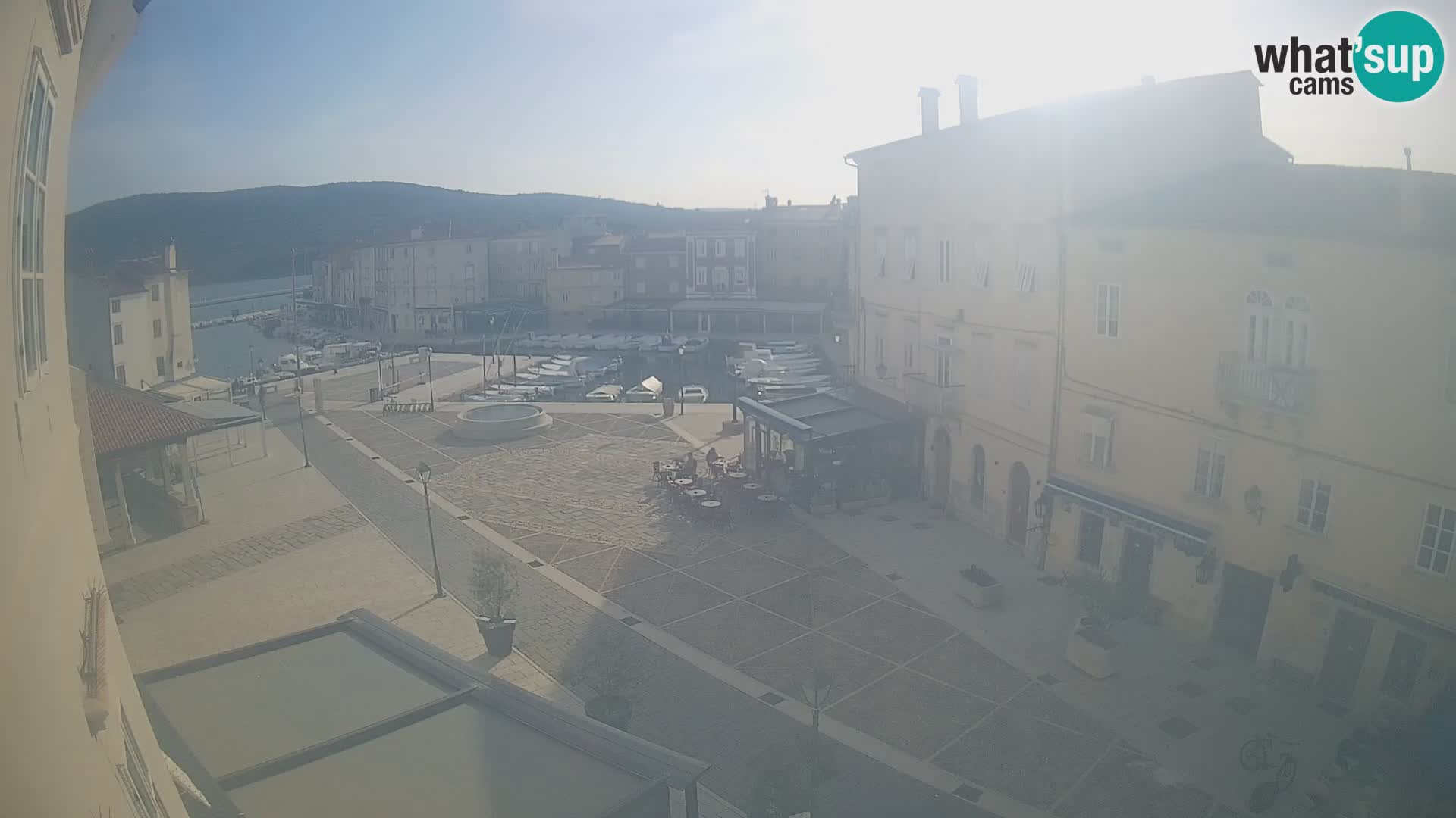 LIVE cam Cres city – place principale et “mandrač” – île de Cres – Croatie