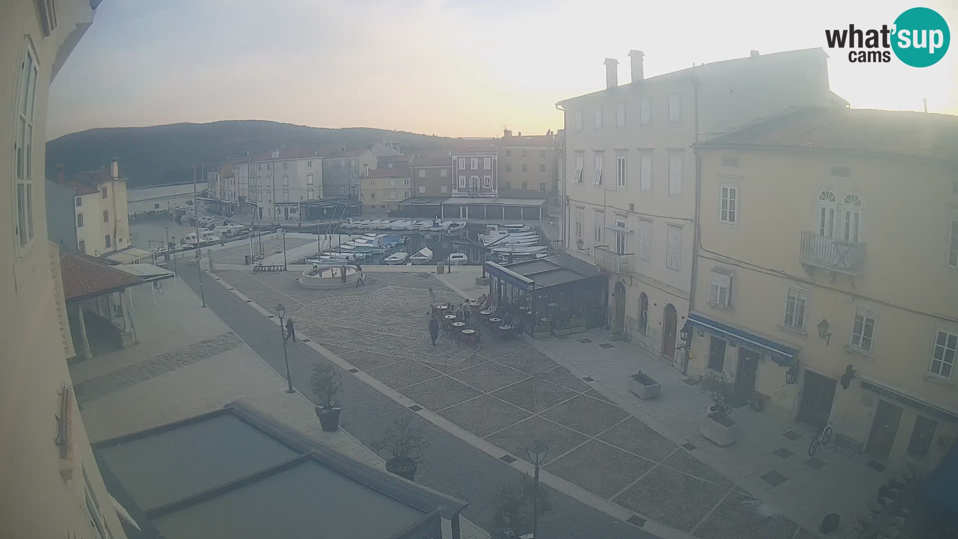 V ŽIVO spletna kamera Cres mesto – glavni trg in “mandrač” – otok Cres – Hrvaška