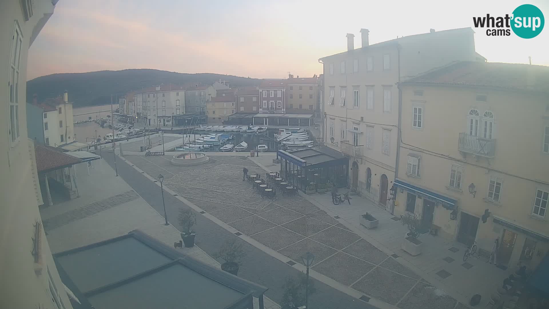 Kamera v ŽIVO Cres mesto – glavni trg in “mandrač” – otok Cres – Hrvaška