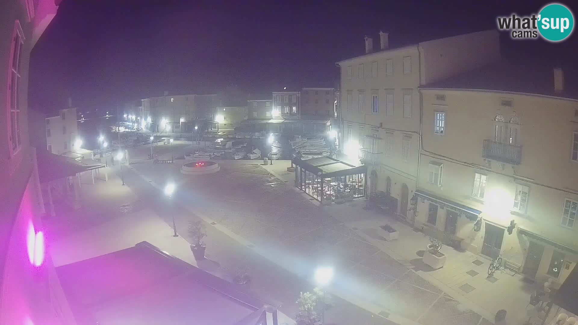 Web kamera Grad Cres – glavni trg i “mandrač” – otok Cres