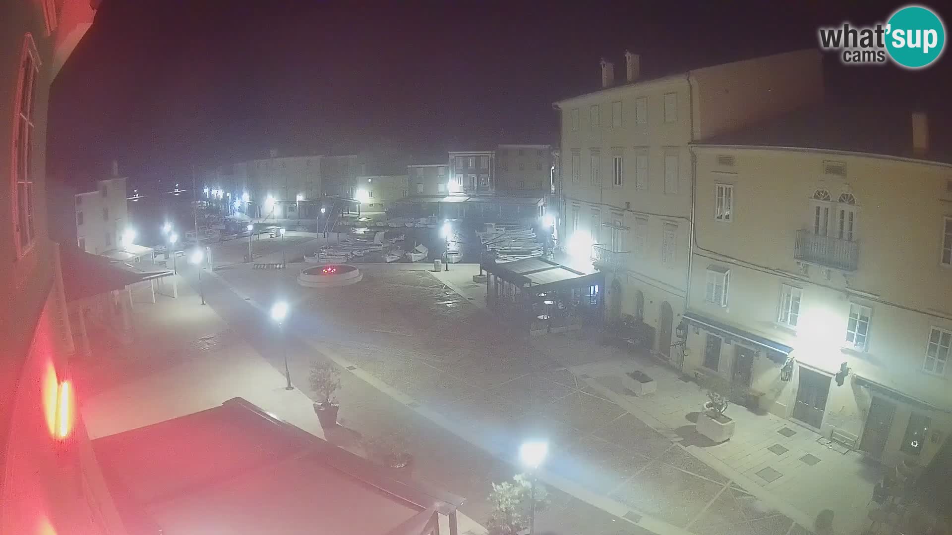 Web kamera Grad Cres – glavni trg i “mandrač” – otok Cres