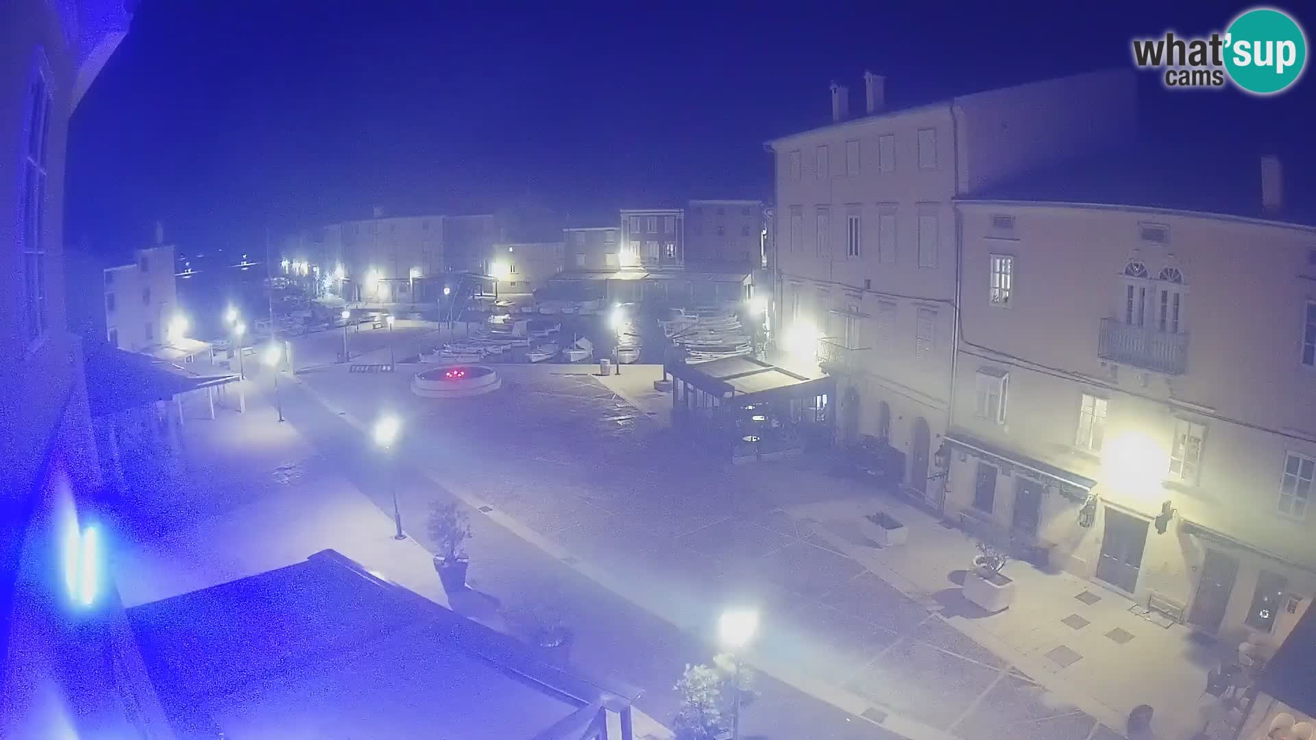 Web kamera Grad Cres – glavni trg i “mandrač” – otok Cres