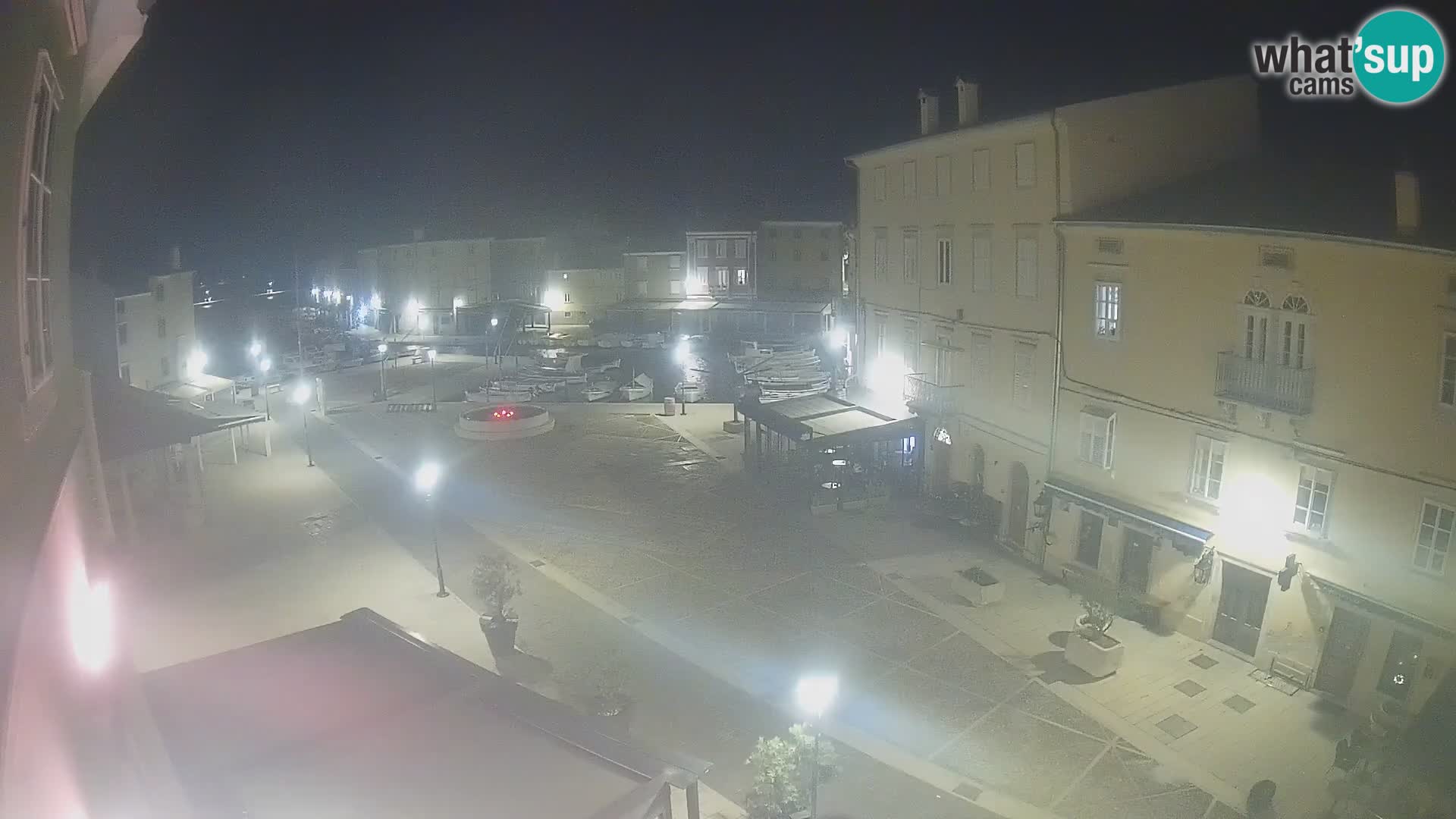 Web kamera Grad Cres – glavni trg i “mandrač” – otok Cres