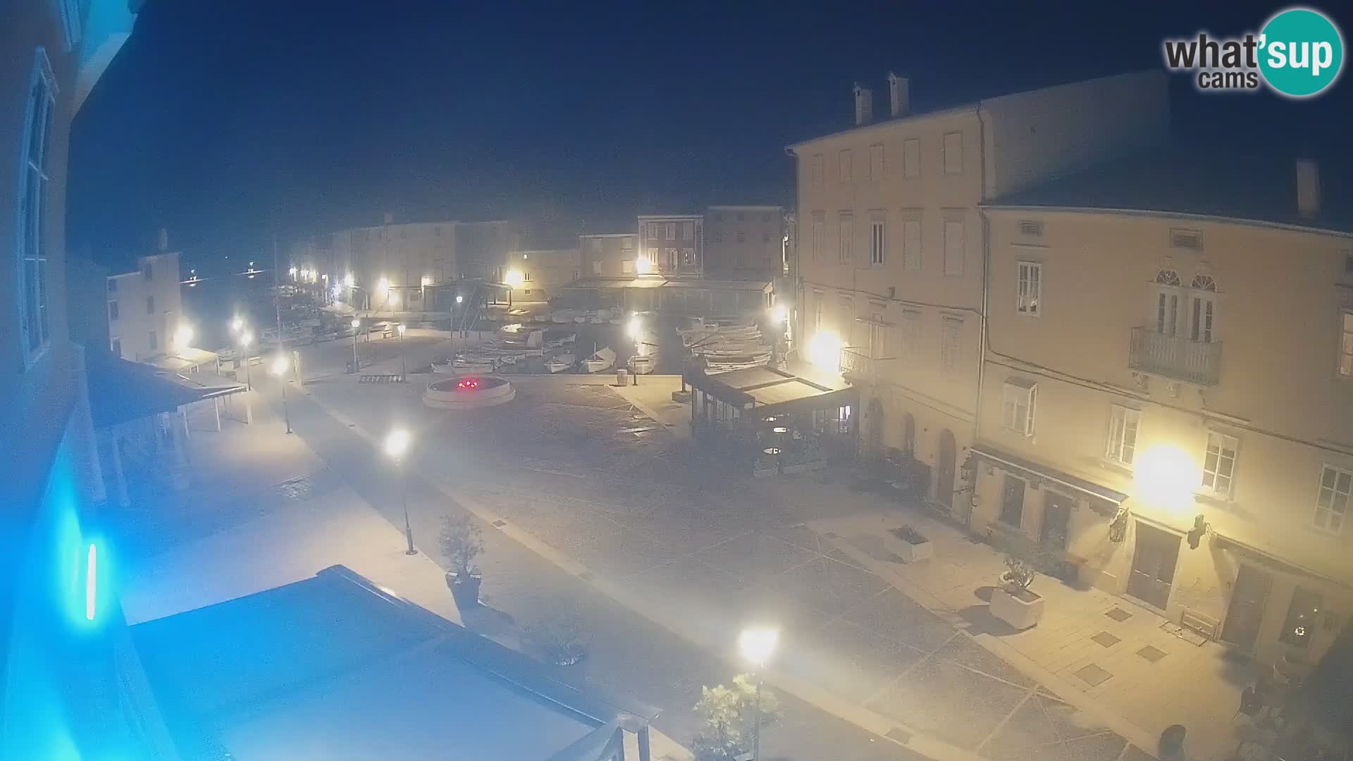 Web kamera Grad Cres – glavni trg i “mandrač” – otok Cres