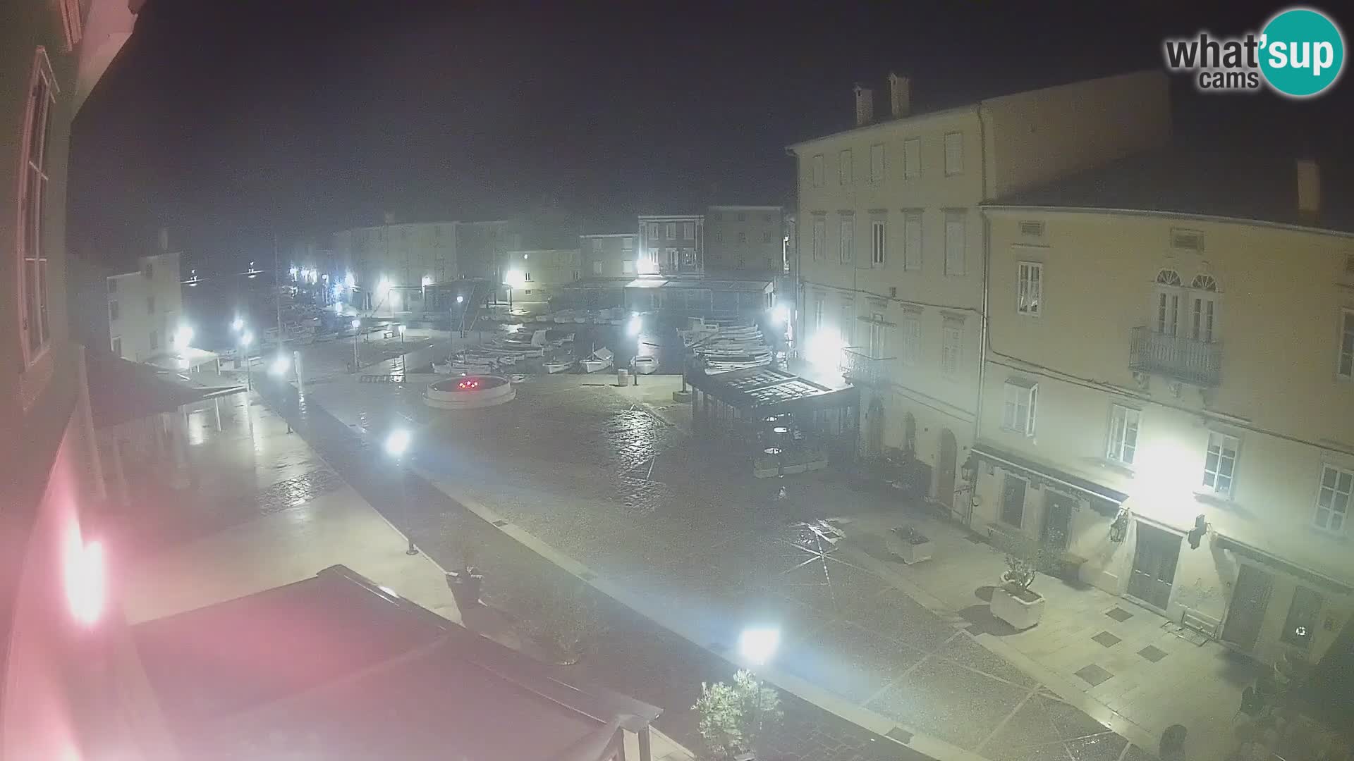 V ŽIVO spletna kamera Cres mesto – glavni trg in “mandrač” – otok Cres – Hrvaška