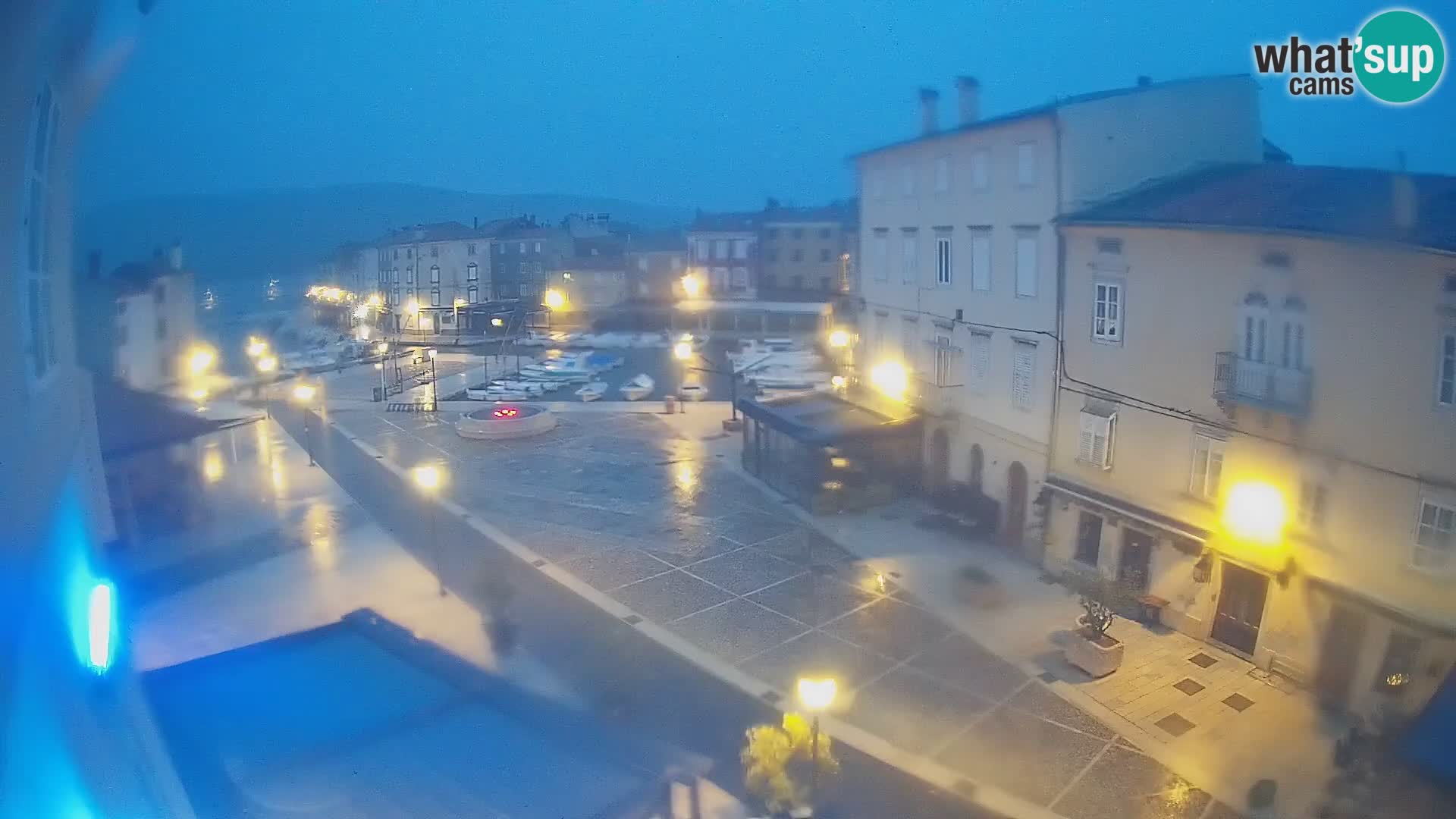 V ŽIVO spletna kamera Cres mesto – glavni trg in “mandrač” – otok Cres – Hrvaška