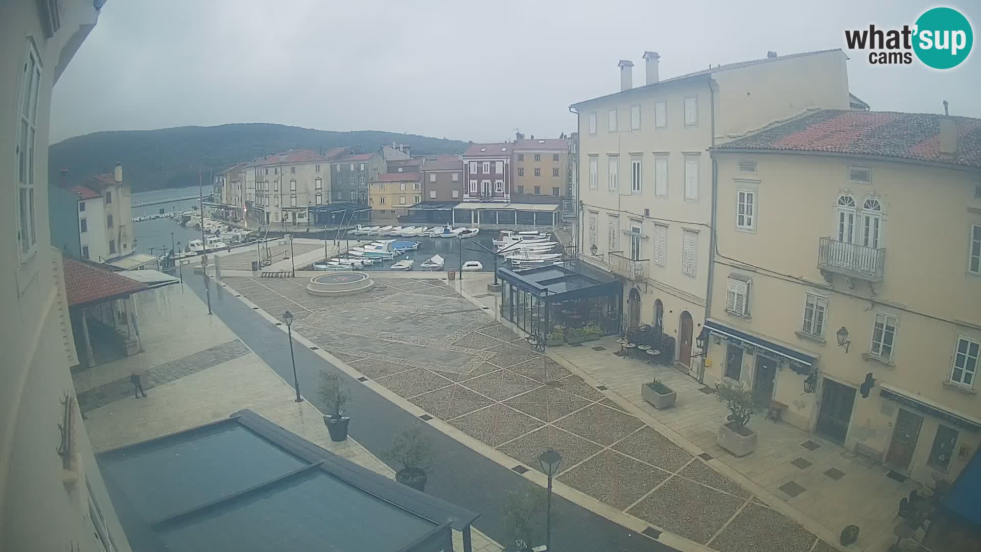 V ŽIVO spletna kamera Cres mesto – glavni trg in “mandrač” – otok Cres – Hrvaška