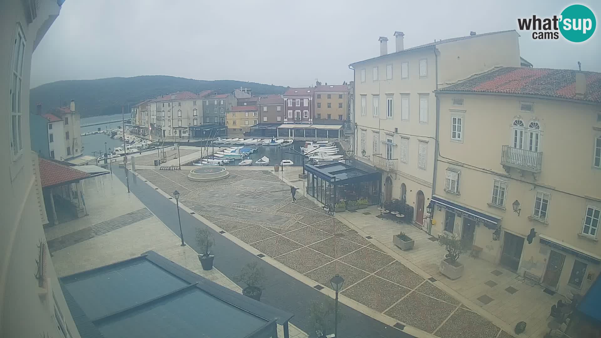 LIVE cam Cres city – place principale et “mandrač” – île de Cres – Croatie