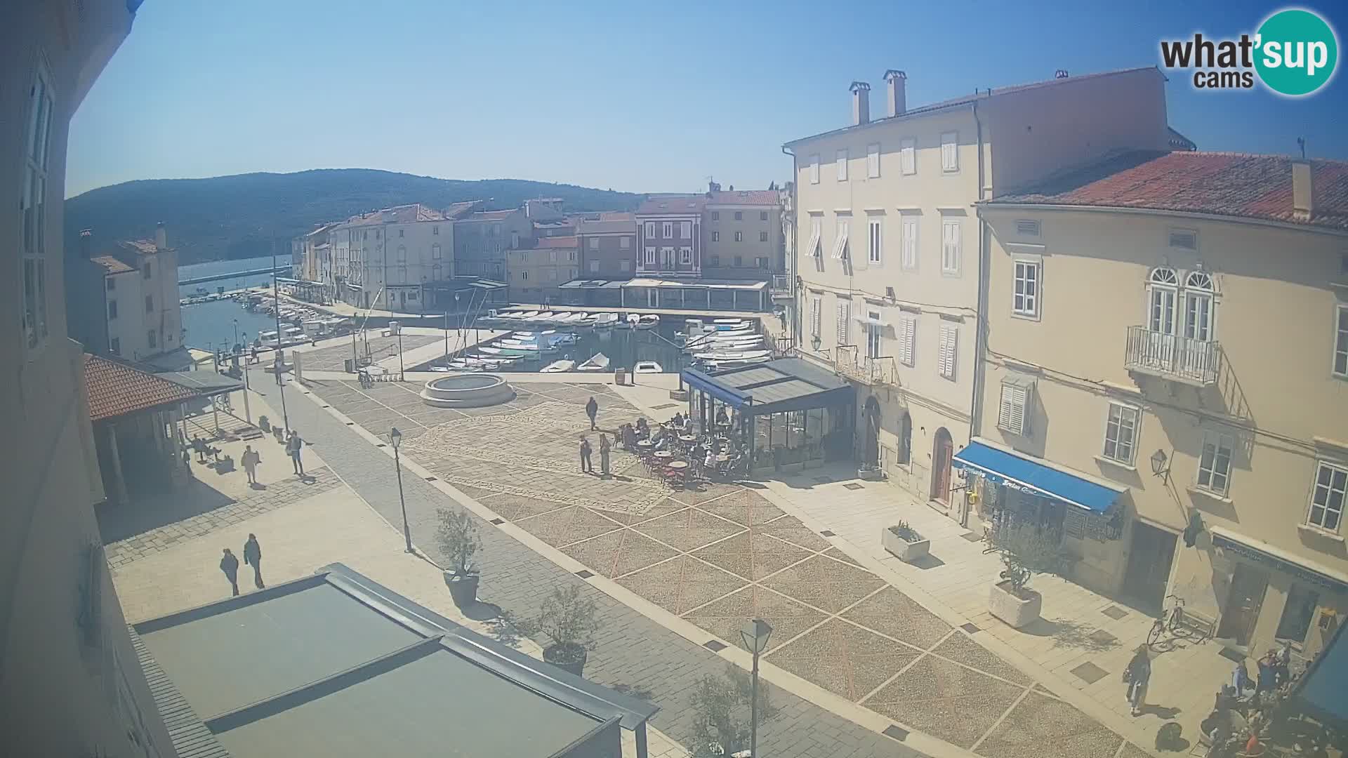 Cámara en vivo ciudad de Cres – plaza principal y “mandrač” – isla de Cres – Croacia