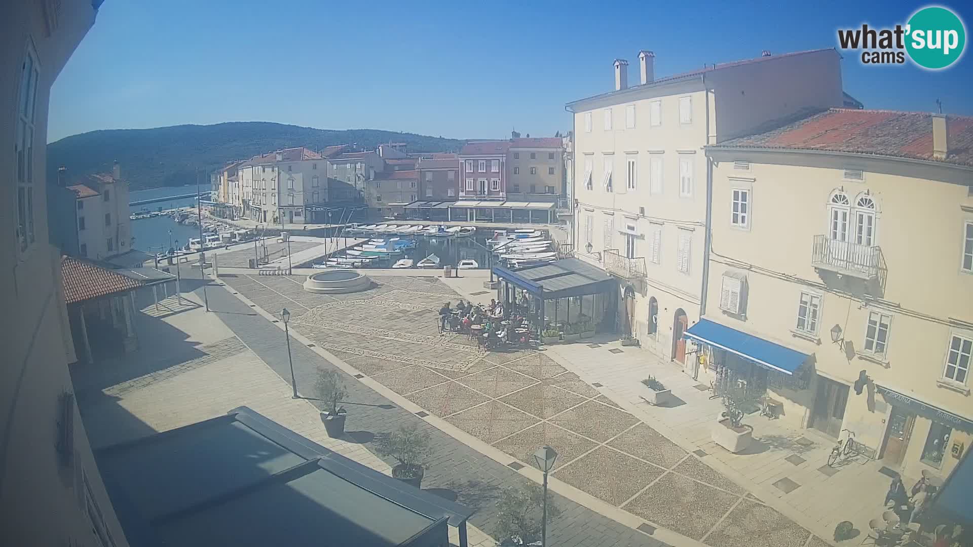 Cámara en vivo ciudad de Cres – plaza principal y “mandrač” – isla de Cres – Croacia