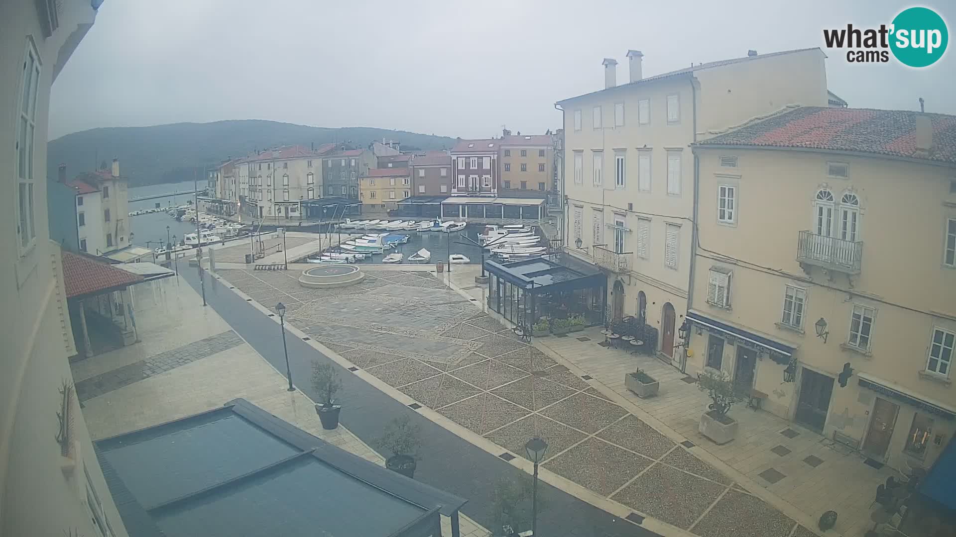 Web kamera Grad Cres – glavni trg i “mandrač” – otok Cres