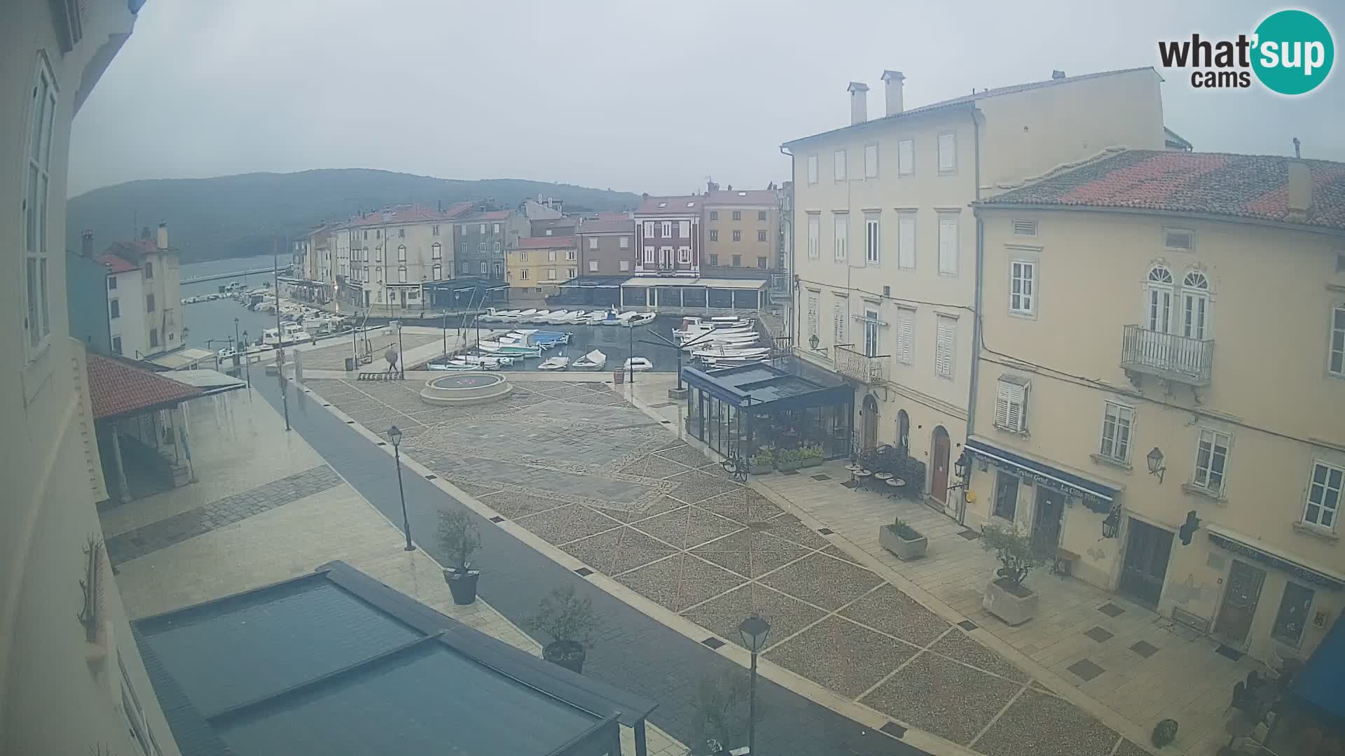 Web kamera Grad Cres – glavni trg i “mandrač” – otok Cres