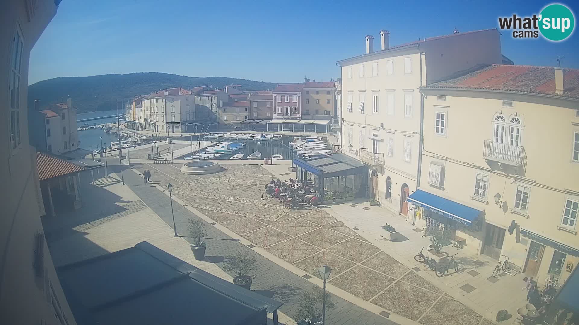 LIVE cam Cres city – place principale et “mandrač” – île de Cres – Croatie